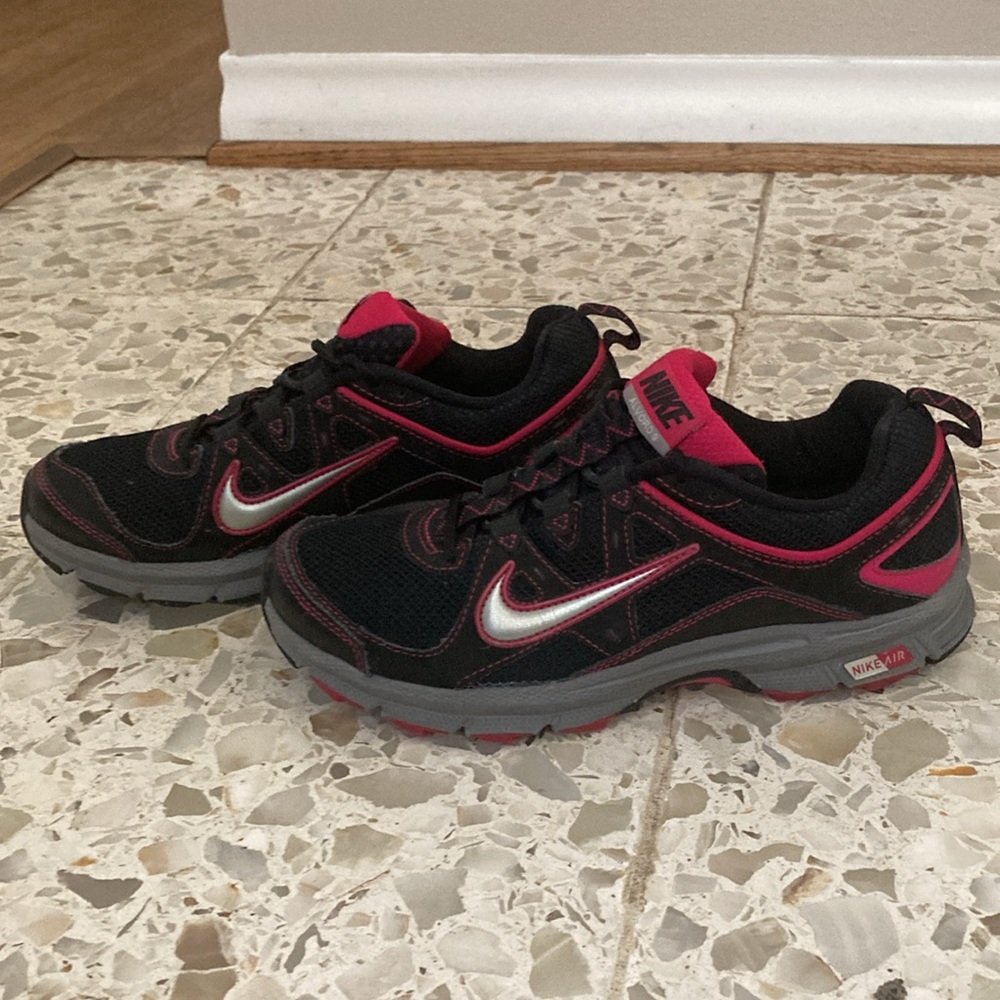 Women’s Nike size 9 - Picture 2 of 8